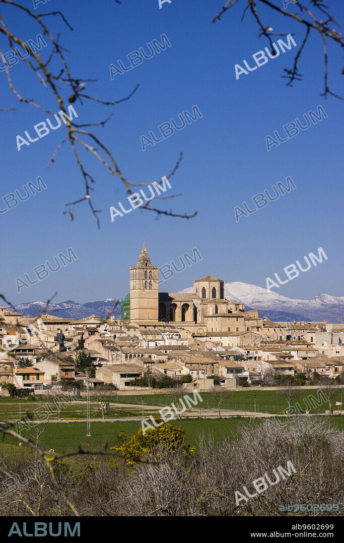 parish church of Santa María, Sineu, and Tramuntana mountains with snow Mancomunidad del Pla, Mallorca, balearic islands, spain, europe.