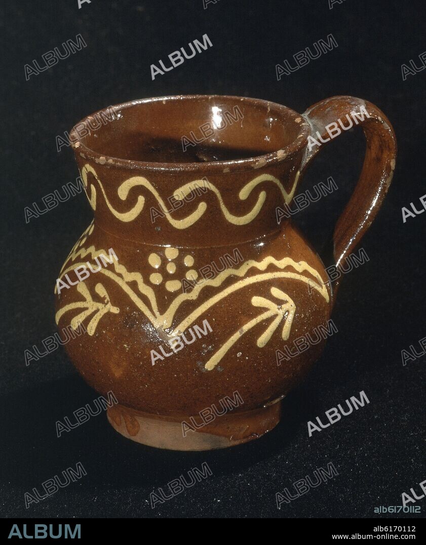JARRO DE ARCILLA ROJA VIDRIADA Y PINTADO EN BLANCO CCON COPA-ARTE POPULAR.