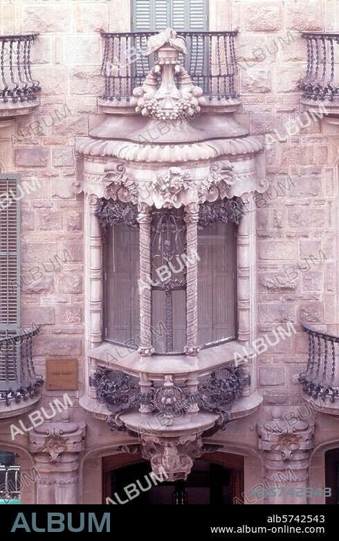 Barcelona, Casa Calvet / Fassade, Erker, Arch. Antonio Gaudi Cornet 1898-1899. Aufnahmeformat / Filmsize: 6 × 9 cm.