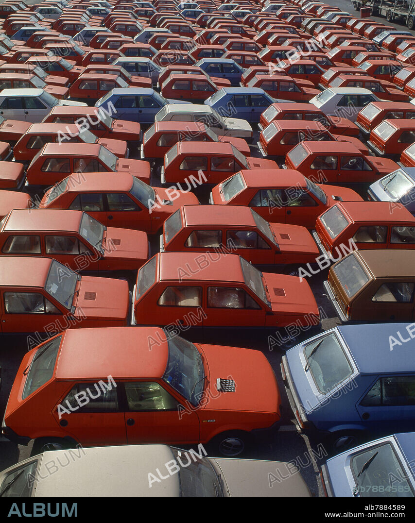 ALMACEN DE SEAT PANDA Y SEAT RITMO TERMINADOS - FOTO AÑOS 70.