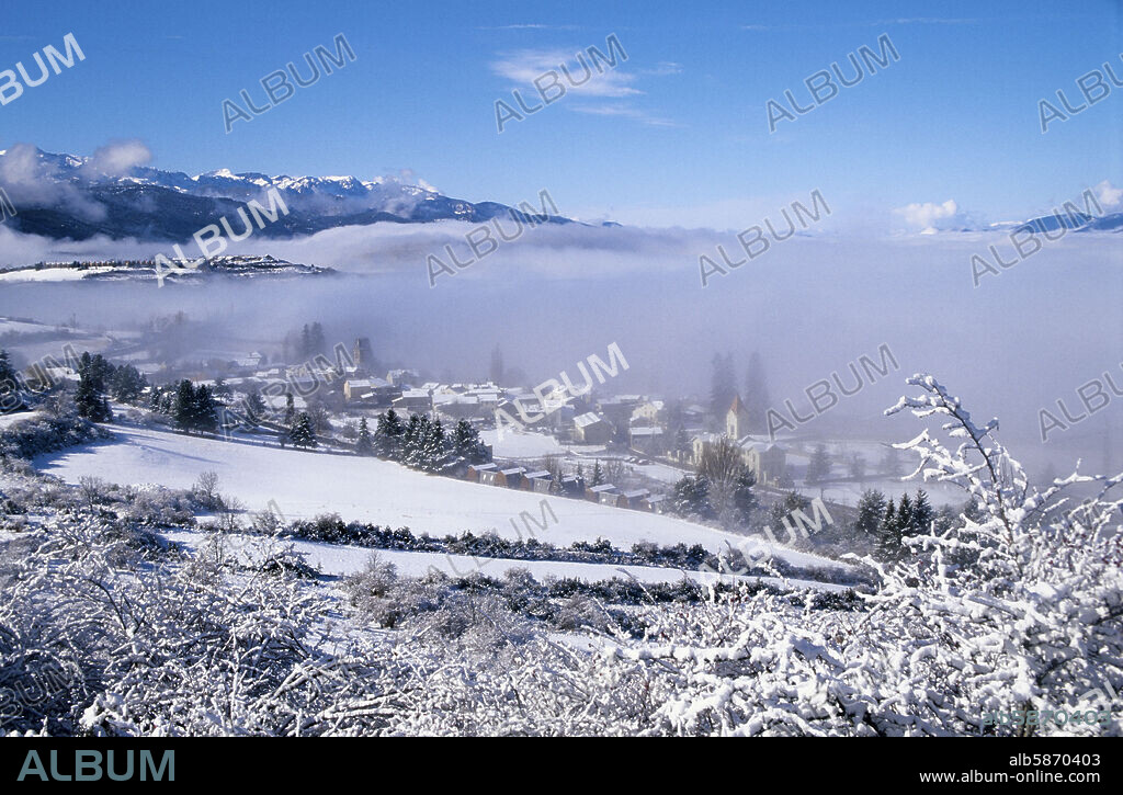 Pueblo de Das (el más próximo a estacion de ski de "Masella"); paisaje invernal / nevado.