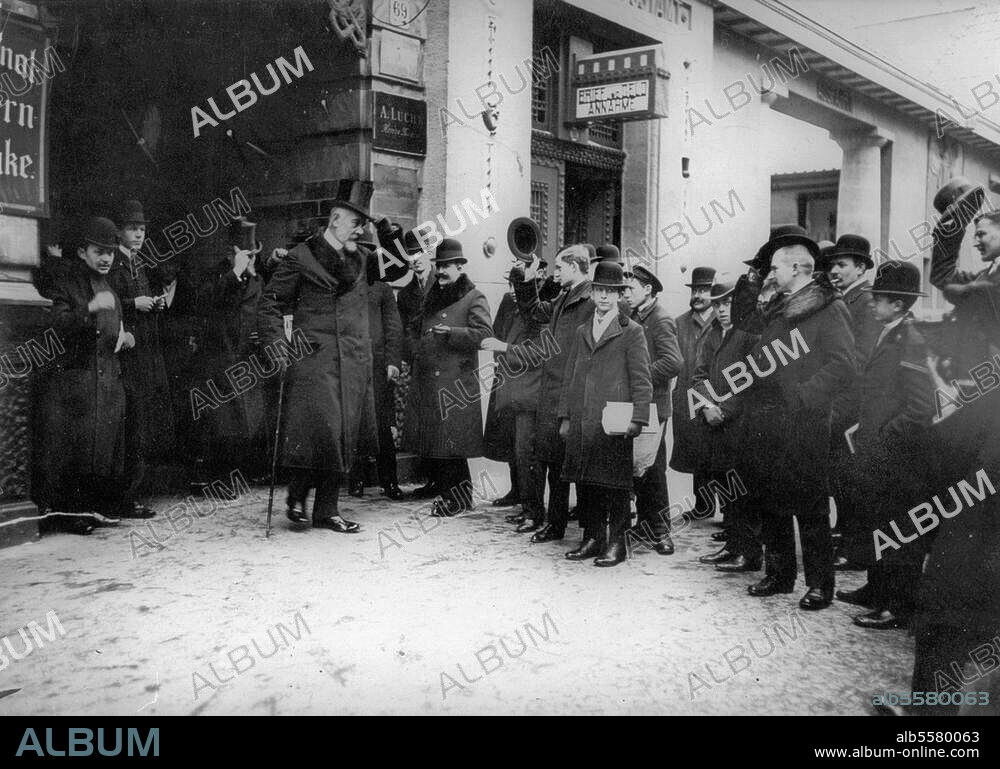 Bethmann-Hollweg, Theobald von, Politiker (Reichskanzler 1909-17), Hohenfinow 29.11.1856 - ebd. 2.1.1921. Reichstagswahlen am 12.1.1912: Bethmann-Hollweg verläßt das Wahllokal. Foto (Gebr. Haeckel).