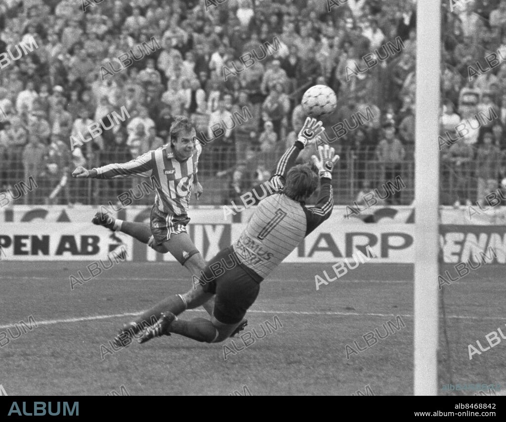 Göteborg 1984-11-03 - Fotboll IFK Göteborg - Norrköping Nya Ullevi - Tommy Holmgren nickar mål *** Local Caption *** GP . KAMERAREPORTAGE.