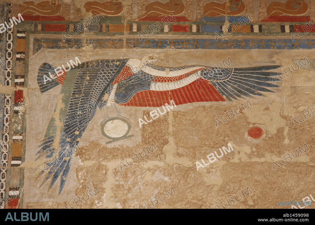 ARTE EGIPCIO. EGIPTO. Relieves policromados en una de las paredes del TEMPLO DE HATSHEPSUT. XVIII Dinastía. Imperio Nuevo. Destaca el BUITRE "NEKHBET", abriendo sus alas protectoras. Deir-El-Bahari. Egipto.