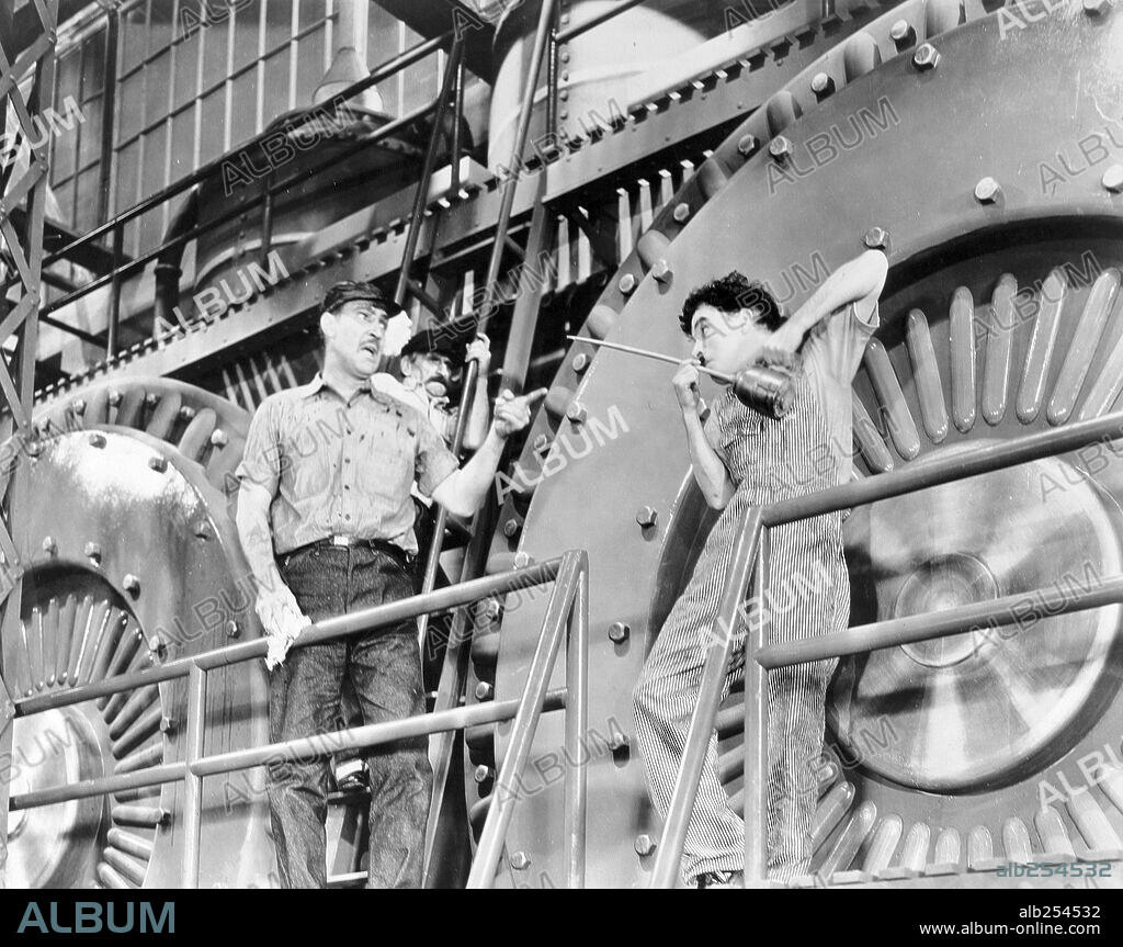 CHARLIE CHAPLIN in MODERN TIMES, 1936, directed by CHARLES CHAPLIN. Copyright CHAPLIN/UNITED ARTISTS.
