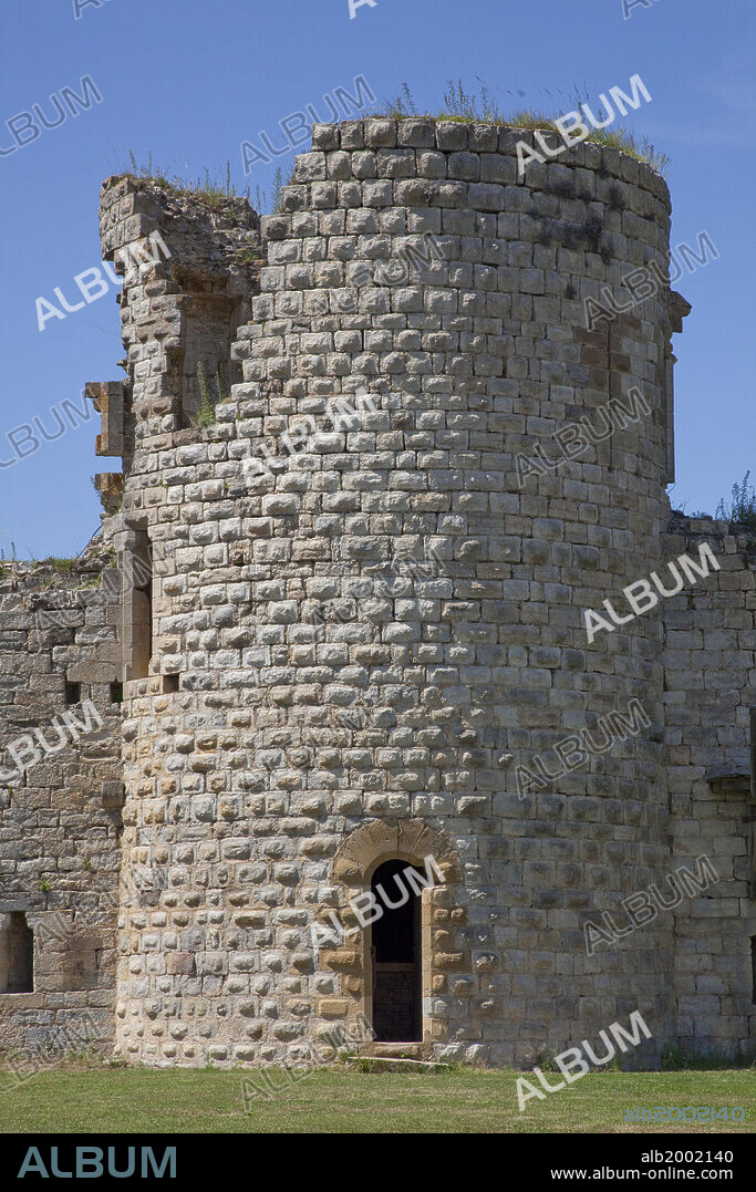 The current ruins at Puivert Castle date from the 14th century and are still in relatively good condition. The castle has a well-preserved 35 m high keep and 6 towers incorporated in its enclosure wall. The site has been listed as a French Historical Monument since 1907.