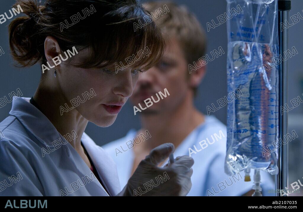 JEREMY RENNER and RACHEL WEISZ in THE BOURNE LEGACY, 2012, directed by TONY GILROY. Copyright UNIVERSAL PICTURES.