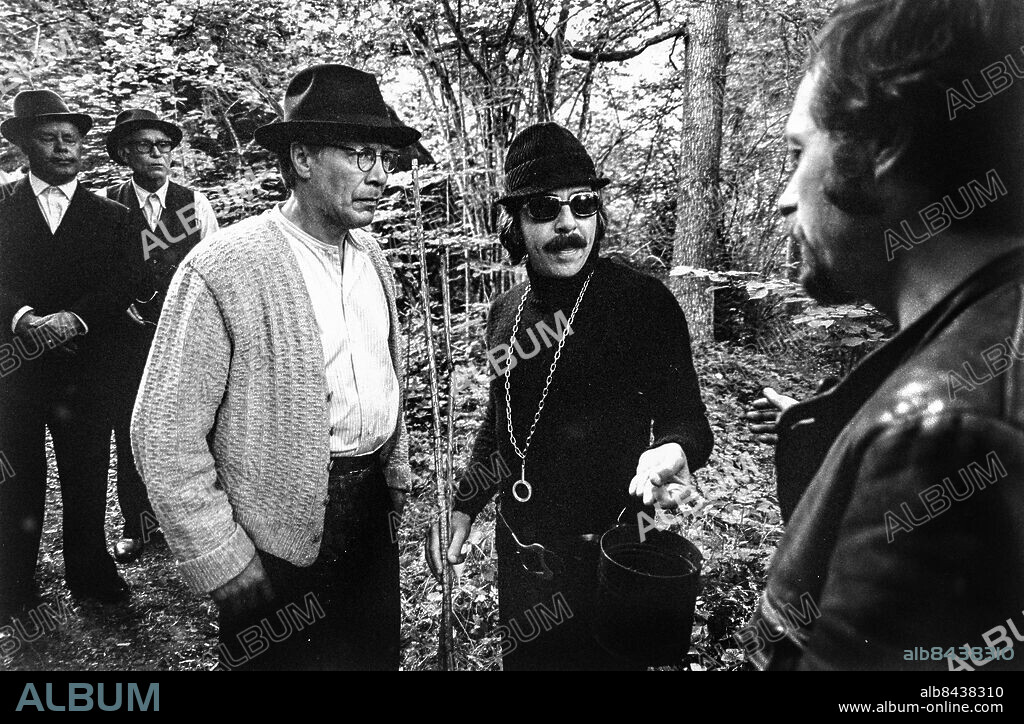 ÖSTERGÖTLAND 1972-06-30.. Inspelning av VEM ÄLSKAR YNGVE FREJ?. TV-film av Stig "Slas" Claesson i regi av Lars Forsberg.. Sänt första gången 1973-01-06.. Här ses från vänster skådespelarna Gus Dahlström, som Eriksson, Gunnar Strååt, som Öman, Allan Edwall, som Gustafsson, och Janne "Loffe" Carlsson, som Nisse Pettersson, samt regissören Lars Forsberg.. Foto: Bertil S-son Åberg / RiR / SVT / Kod: 5600. Reportage publ. i RiR 33/72 sid. 8-9.. RiR 20567 sv/v neg   . TV2-teatern.