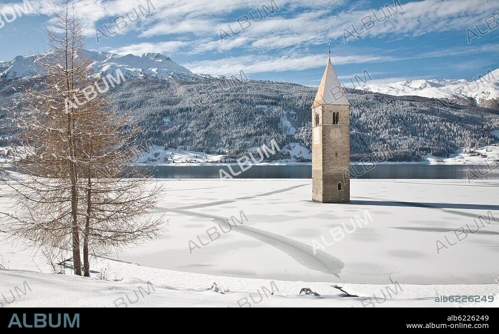 Reschensee-Lago di Resia (Südtirol-Alto Adige, Italien), Kirchturm des bei der Aufstauung des Reschensees 1949 versunkenen Dorfes Graun-Curon (13.Jahrhundert).-Kirchturm im Reschensee von Südosten im Schnee.-Foto, Dezember 2009.