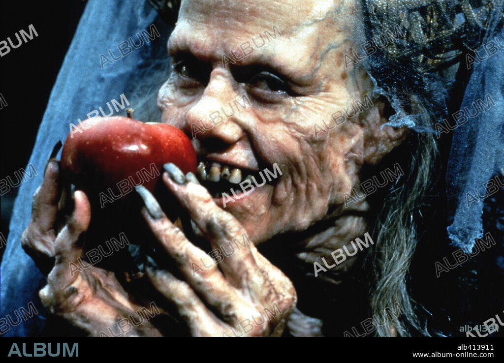 SIGOURNEY WEAVER in SNOW WHITE: A TALE OF TERROR, 1997, unter der Regie von MICHAEL COHN.