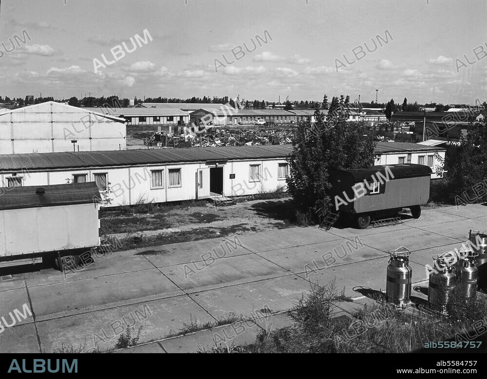 Berlin-Treptow, Ortsteil Johannisthal, ehem. Fluplatz Johannisthal. (1909 als erster Berliner Flughafen angelegt, 1952 geschlossen). Blick über das mit Baracken bebaute ehemalige Rollfeld. Foto, 1. August 1990.