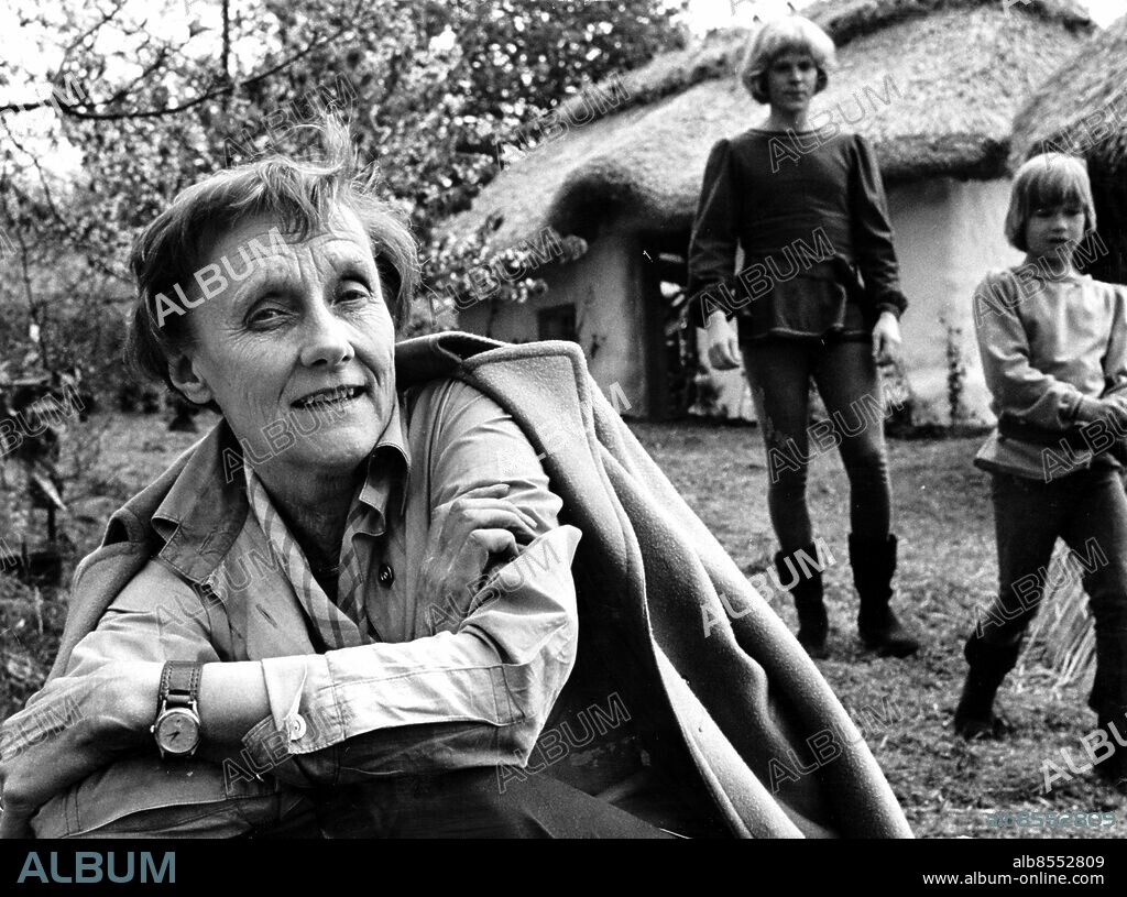 Astrid Lindgren inspelning av Bröderna Lejonhjärta i Brösarp. Huvudrollerna spelades av Staffan Götestam och Lars Söderdahl. Lindgren Astrid författare Situation 1976. Film Bröderna Lejonhjärta. (c) Thommy Bernqvist / Sydsvenskan / IBL.