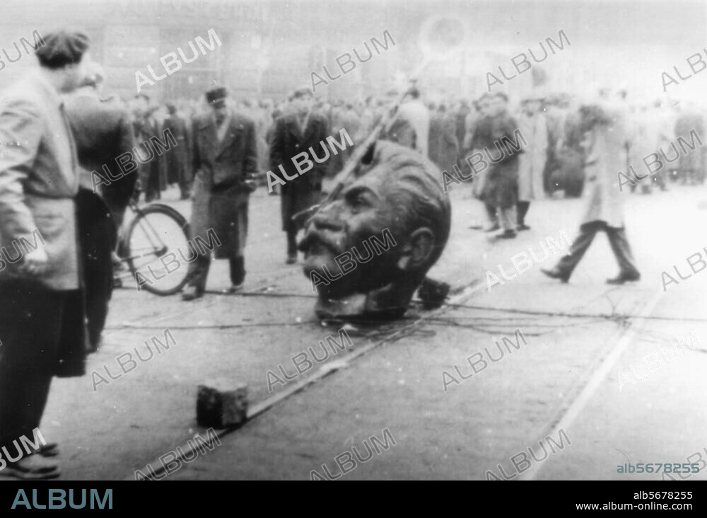 Insurrection hongroise 24 octobre - 11 novembre 1956. 23 octobre 1956 : lors d'une manifestation contre le régime politique le monument de Staline sur Hosök tere (la place des héros) est mis à bas. La tête de la statue après avoir été traînée dans le centre de la ville sur trois kilomètres. 31.10.1956.