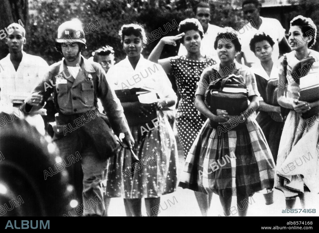 LITTLE ROCK 1957-09-27. Afroamerikanska studenterna i Little Rock Nine fr. v. Terrance Roberts, Thelma Mothershed, Melba Pattillo Beals, Minnijean Brown, Ernest Green, Gloria Ray, Jefferson Thomas, Elizabeth Echford och Carlotta Walls LaNier, eskorteras under beskydd av soldater, till skolan Central high school i Little Rock, Arkansas, USA, 27:e september 1957. Little Rock Nine var de första afroamerikanska eleverna i den då rassegregerade skolan Central high school i Little Rock. Stora delar av den vita befolkningen samt Guvernör Orval Faubus, motsatte sig avsegregeringen och vilda protester utbröt där de försökte stoppa de afroamerikanska eleverna att ta sig till skolan.. Foto: INP / TT / Kod: 190.