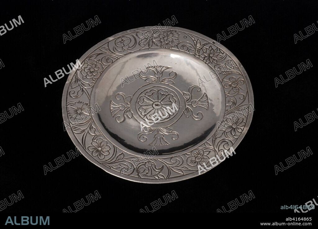 Silver round miniature dish with floral pattern on the edge, engraved flowers and leaves, rosette central. 1700 - 1800 silver cm h 0.3 - d 6.3.
