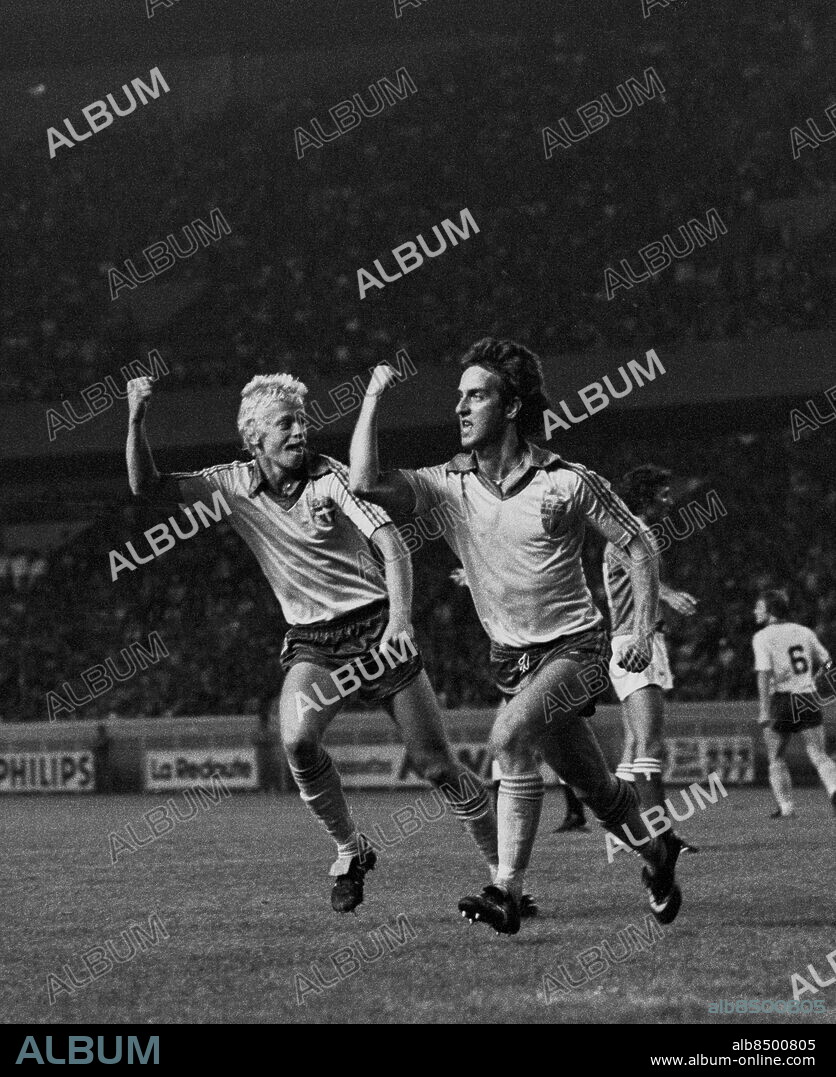 PARIS 19780901 - Målskyttarna Mats Nordgren och Anders Grönhagen jublar över att landslaget lyckas spela oavgjort 2-2 mot Frankrike i Paris inför 45 000 åskådare. Foto: Torbjörn Andersson / XP / SCANPIX / Kod 4. ** AFTONBLADET OUT **.
