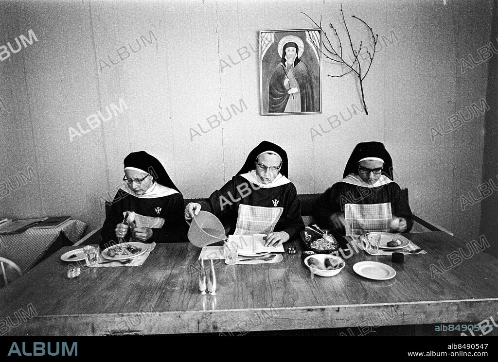 UPPLAND ALSIKE 1971.. Tre Helgeandssystrar i klostret i Alsike.. Foto: Ulf Stråhle / RiR / SVT / Kod: 5600. Bild och reportage publ. i RiR 53/71 sid. 6-8 inför ett radioprogram.. RiR 20378 sv/v neg   . Trio Alsike kloster.
