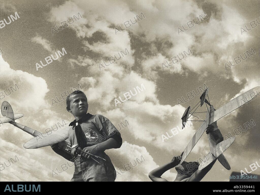 ALEXANDER MIKHAILOVICH RODCHENKO. The young glider pilots.
