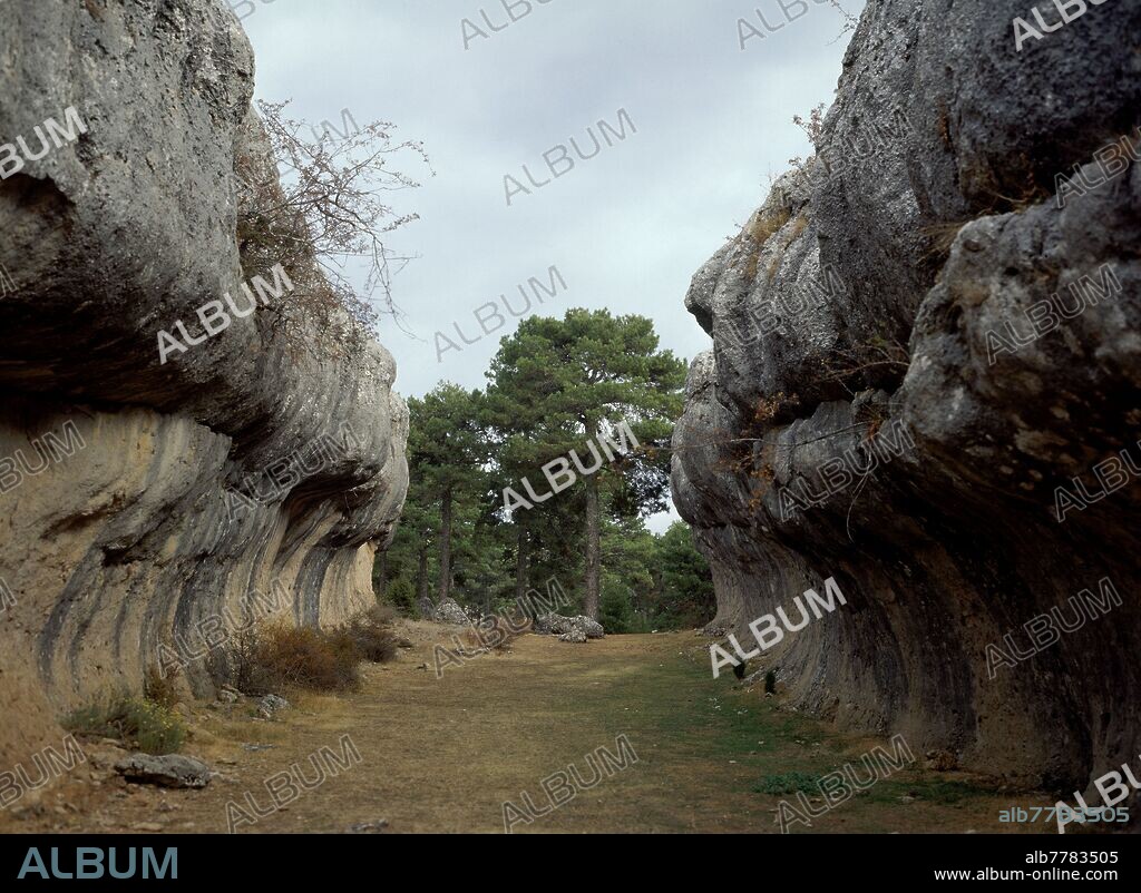 ESCUADRA DE BARCOS - ROCAS EROSIONADAS DEL PARQUE NATURAL CIUDAD ENCANTADA.