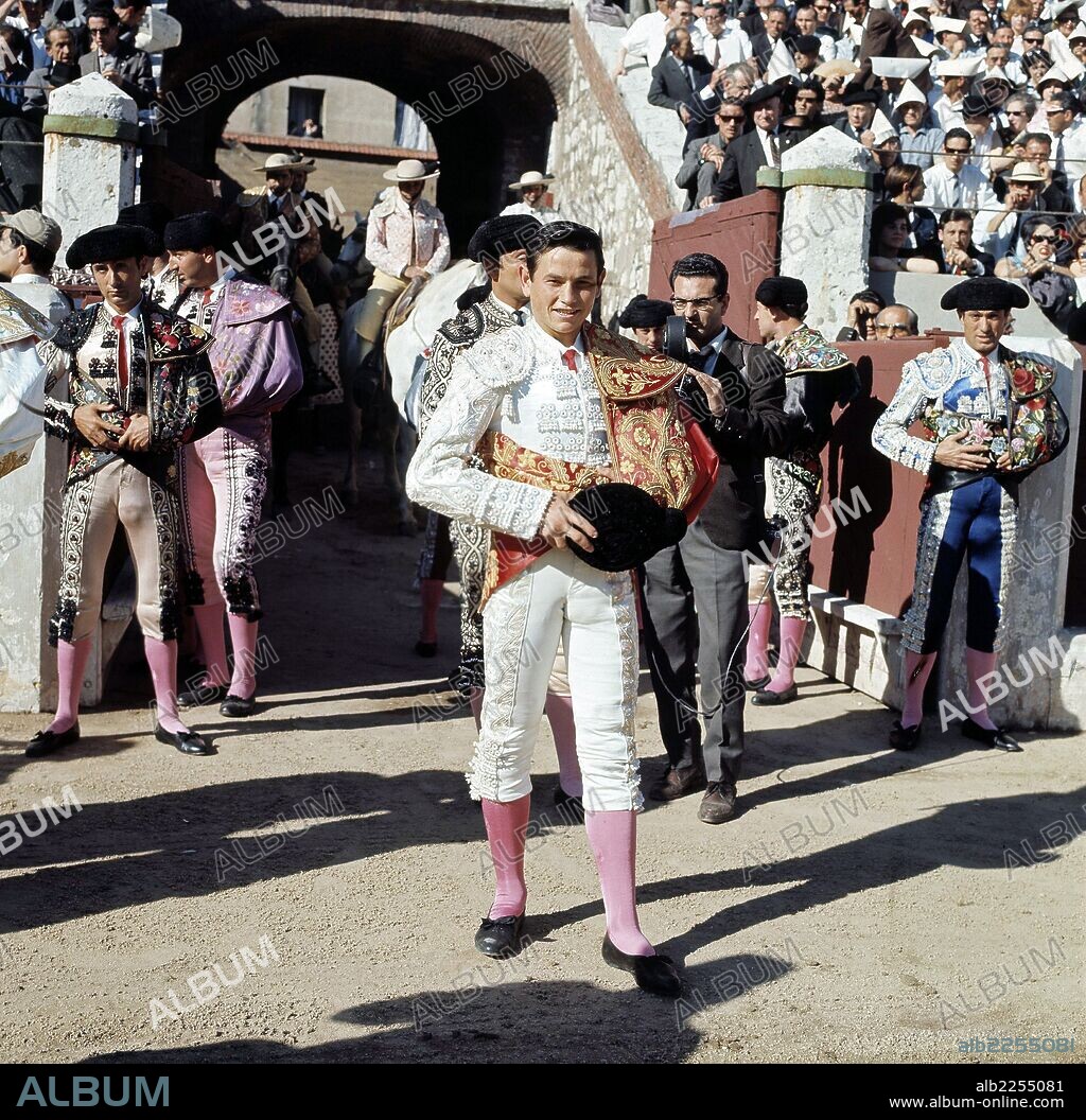 SEBASTIAN PALOMO LINARES. MATADOR DE TOROS ESPAÑOL. LINARES 1947 -. PREPARANDO EN PASEILLO EN MARBELLA.