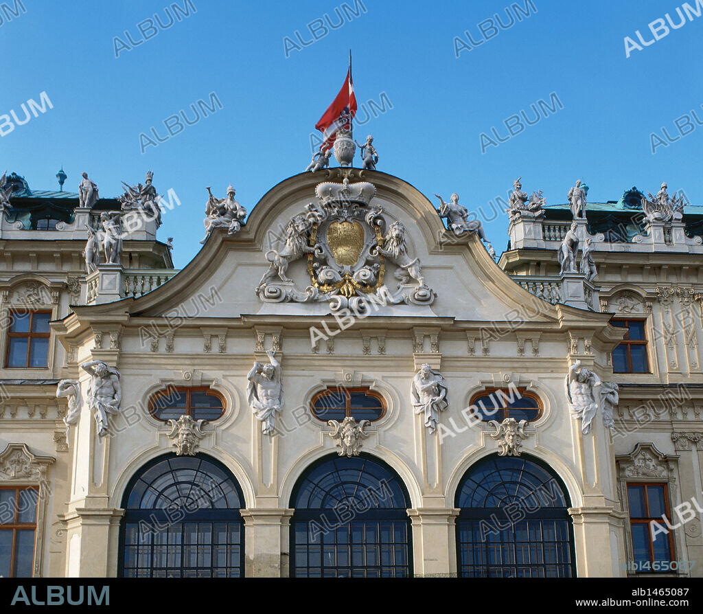 ARTE BARROCO. AUSTRIA. SIGLO XVIII. HILDEBRANT, Johann Lukas von (Génova,1668-Viena, 1745). Arquitecto austríaco. PALACIO BELVEDERE (ALTO BELVEDERE) (1721-1723). Detalle de la parte superior de la fachada principal del edificio, construido como residencia de verano del príncipe Eugenio de Saboya. VIENA.