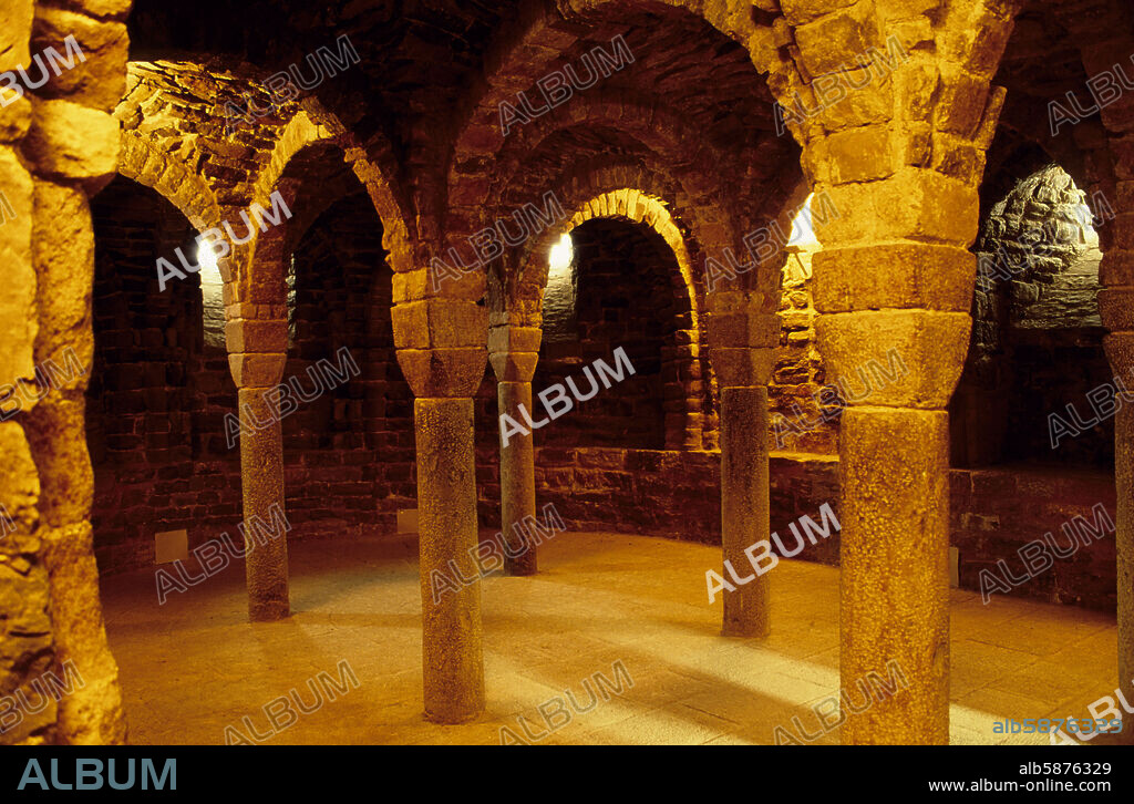 Cardona, Iglesia de Sant Vicenç, interior, cripta (arquitectura románica).