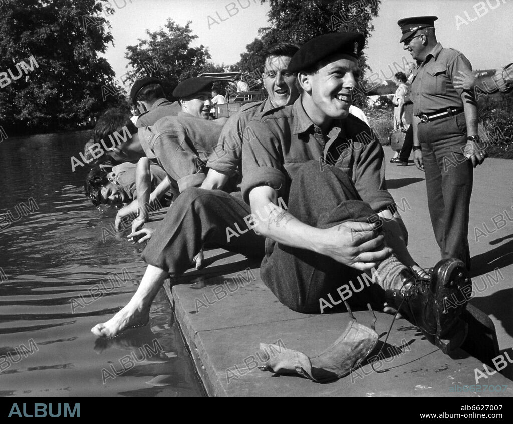 Soldiers of the British army, stationed in Germany, cool their feet in a lake on the National Garden Show in Stuttgart on the 4th of August in 1961.
They want to repeat the historical march of the Allied German and Dutch armies under the Duke of Marlborough from 1704.
The route from Bedburg near Cologne to Blenheim (Hoechststaedt at the Danube) in Bavaria is about 645 kilometres long. 04/08/1961