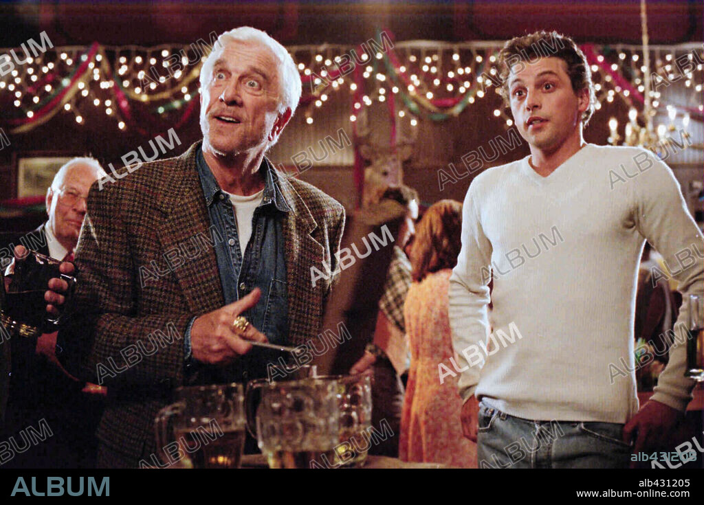 LESLIE NIELSEN y SKEET ULRICH en ESQUÍA COMO PUEDAS, 2001 (KEVIN OF THE NORTH), dirigida por BOB SPIERS. Copyright EUROPA PICTURES/GFT ENTERTAINMENT.