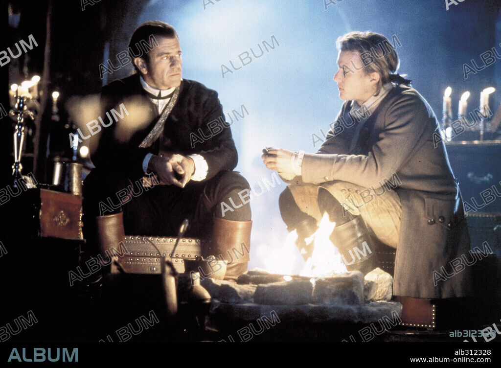 HEATH LEDGER and MEL GIBSON in THE PATRIOT, 2000, directed by ROLAND EMMERICH. Copyright MUTUAL FILM COMPANY / COOPER, ANDREW.