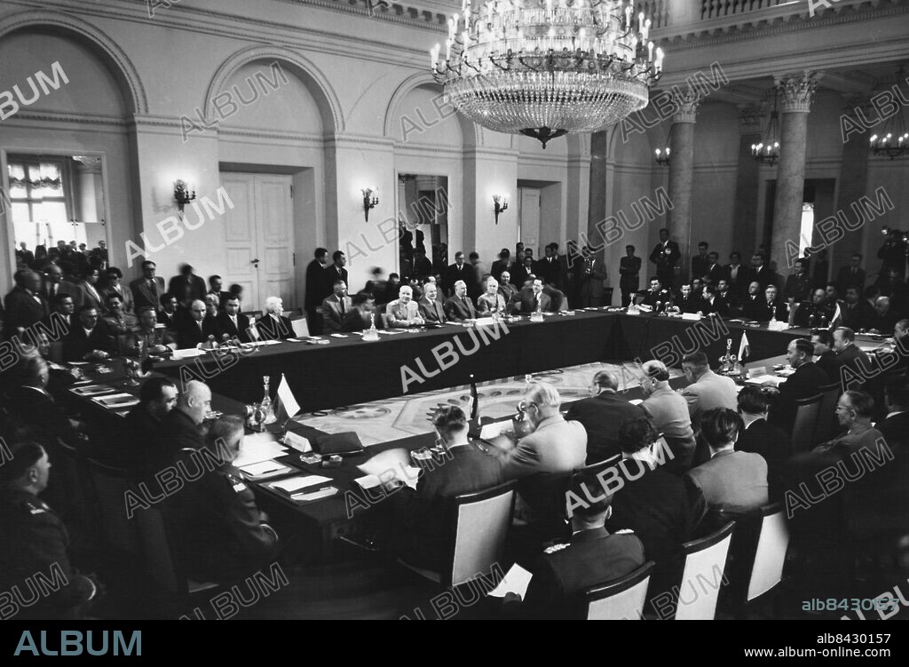 Orig. bildtext... THE EUROPEAN CONFERENCE FOR SECURING PEACE AND SECURITY IN EUROPE HAS BEEN OPENED IN WARSAW ON MAY 11TH, 1955. Our picture shows: a general view of the conference hall during the opening session. Anm. Warszawapakten, internationell försvarsallians 1955-1991, undertecknad i Warszawa 14 maj 1955 av Albanien, Bulgarien, Polen, Rumänien, Sovjetunionen, Tjeckoslovakien, Östtyskland och Ungern Kristallkronor Pelare Kongressal sites: WARSZAWA;POLEN.