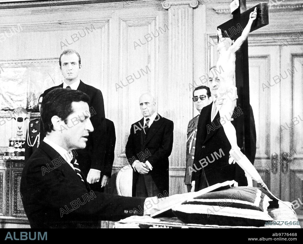 Madrid, 03/07/1976. Adolfo Suárez jura como presidente del gobierno ante el Rey Juan Carlos.