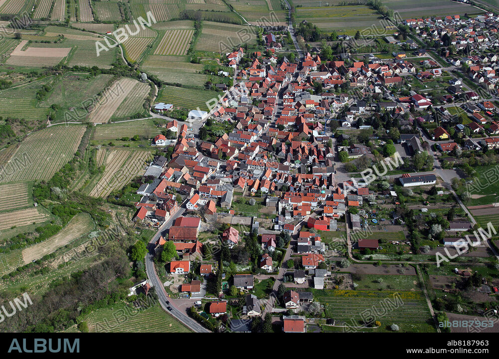 Town View by Mettenheim a municipality in the district Alzey-Worms in Rhineland-Palatinate.  Foto: Alfons Rath.