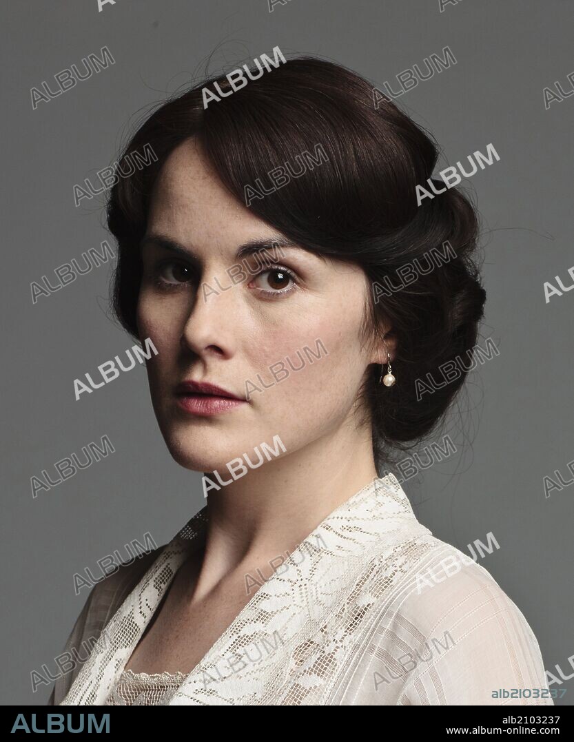 MICHELLE DOCKERY in DOWNTON ABBEY, 2010, directed by JULIAN FELLOWES. Copyright CARNIVAL FILMS.