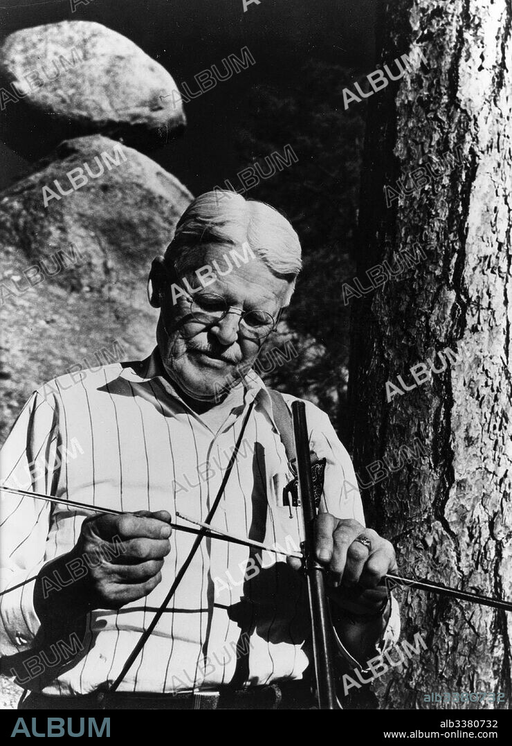 ANÓNIMO. Andrew Ellicott Douglass (1867-1962) collecting tree-ring samples.