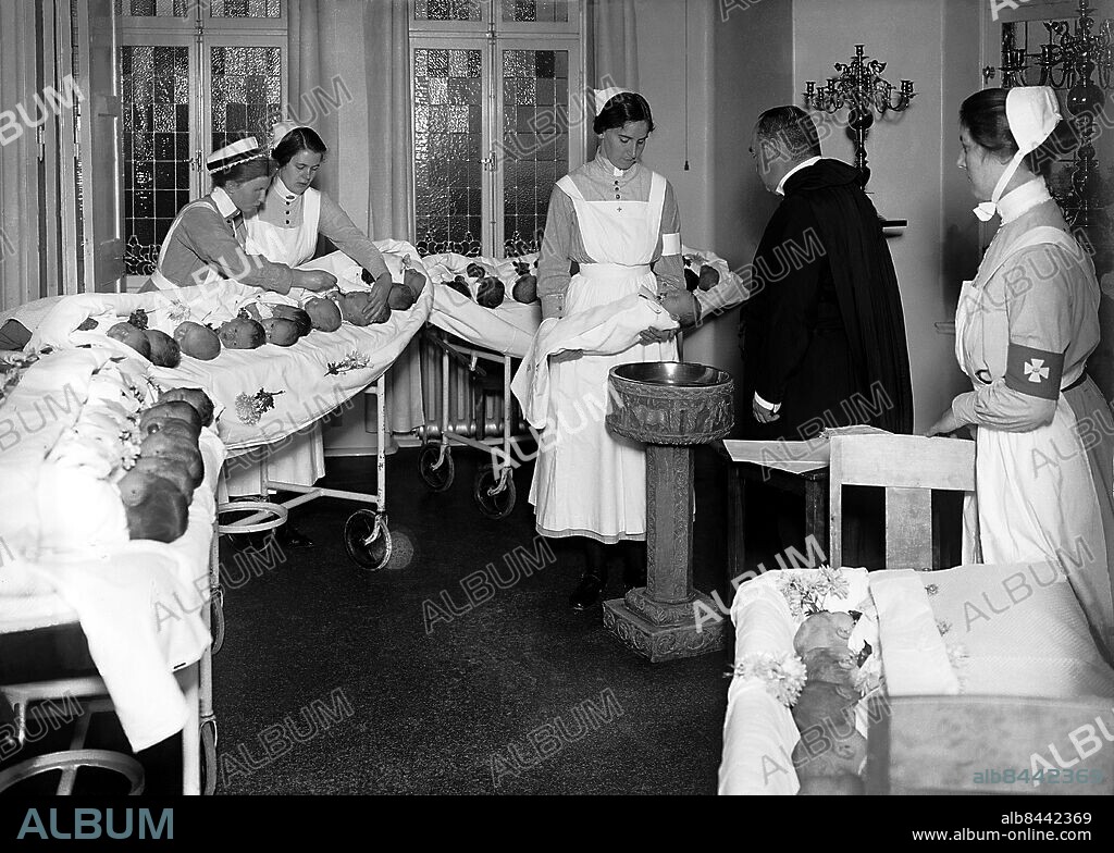 ARKIV 1927 . Massdop av nyfödda på Allmänna BB på Östermalm.. New born children are baptized together at a maternity hospital.. Foto: TT / Kod 1900.