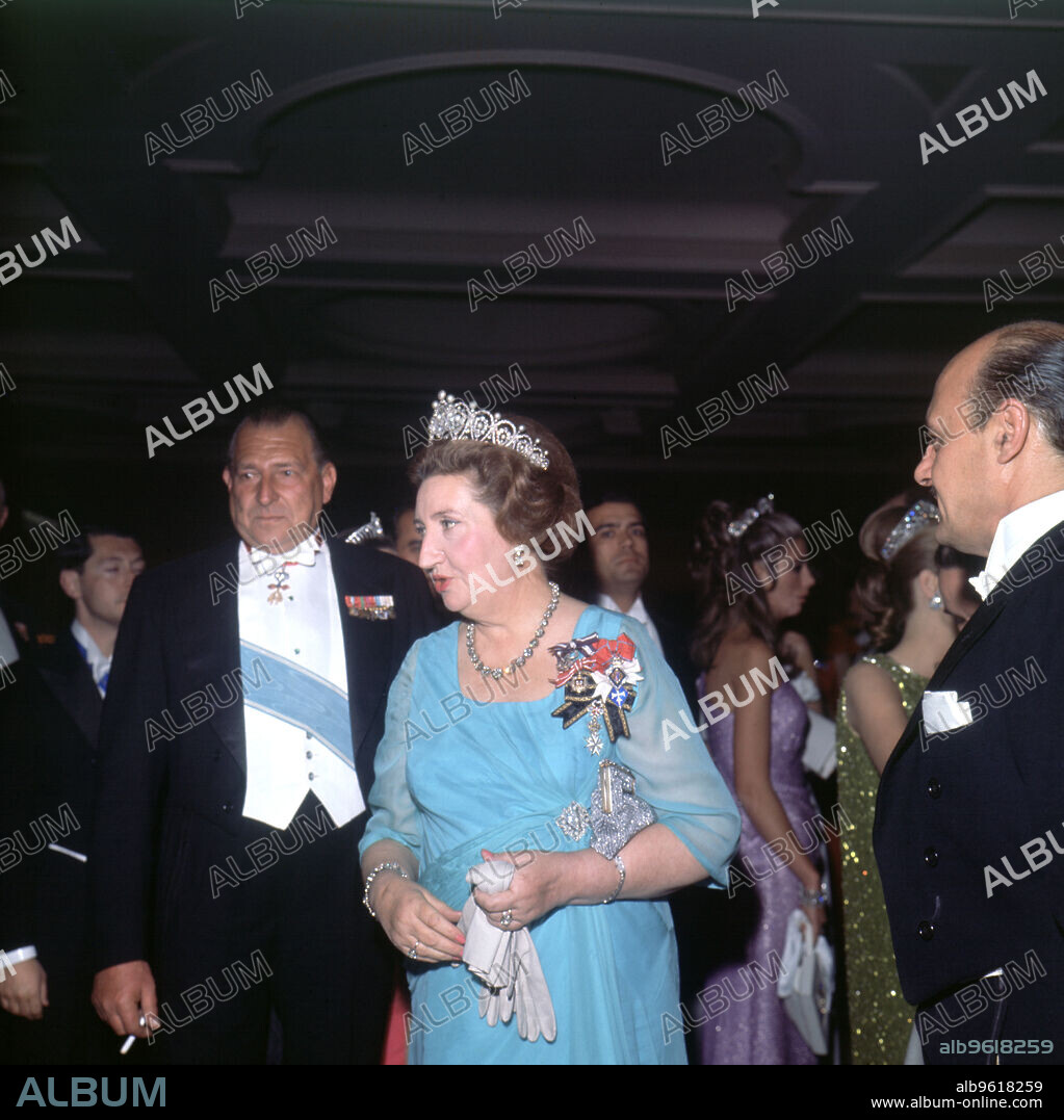 Receiving Juan de Borbon y Orleans (1913-1993) and Maria de las Mercedes de Borbon y Battenberg (1910-2000) in Villa Giralda, Estoril during the wedding of Infanta Pilar.