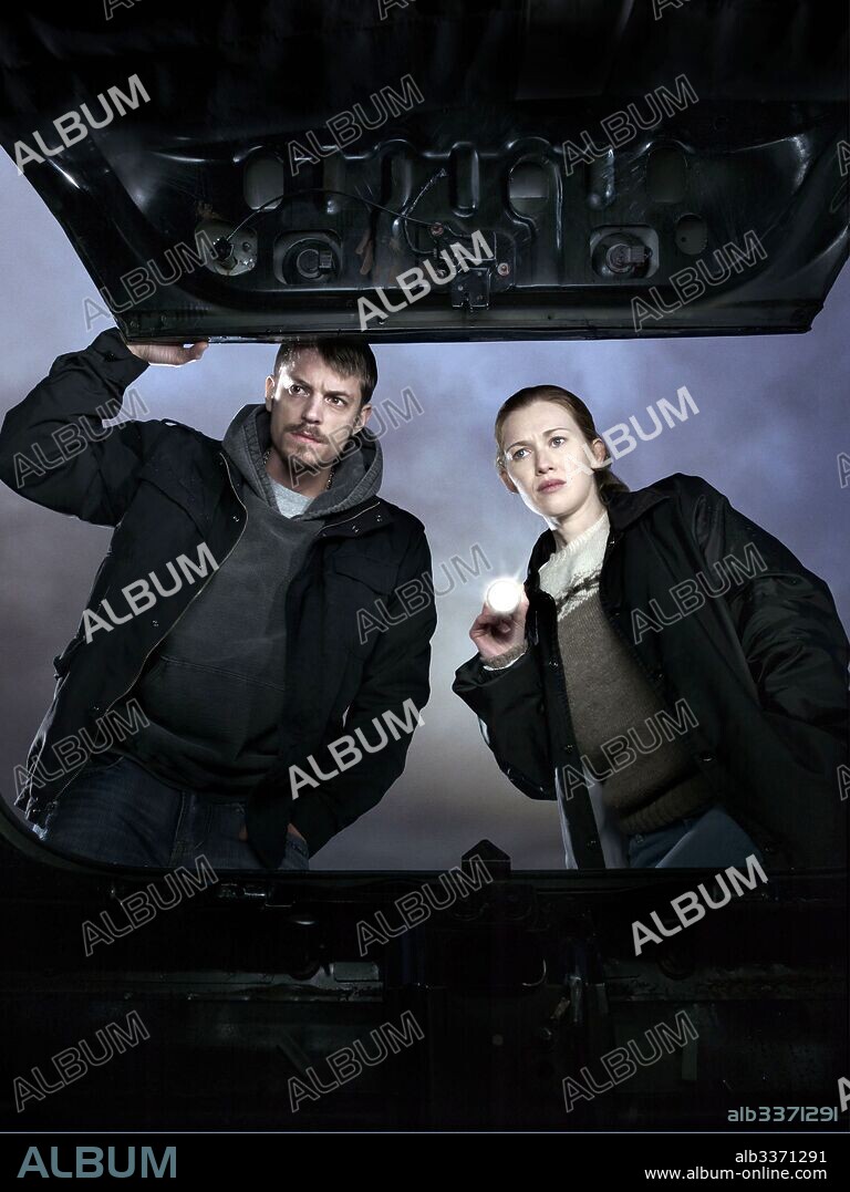 JOEL KINNAMAN und MIREILLE ENOS in THE KILLING, 2011, unter der Regie von VEENA SUD. Copyright FOX TELEVISION STUDIOS.