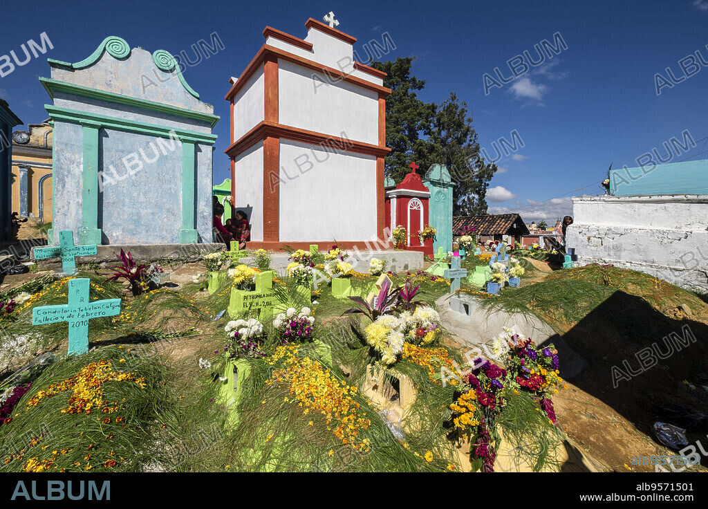 tumbas de colores, celebracion del dia de muertos en el Cementerio General, Santo Tomás Chichicastenango, República de Guatemala, América Central.