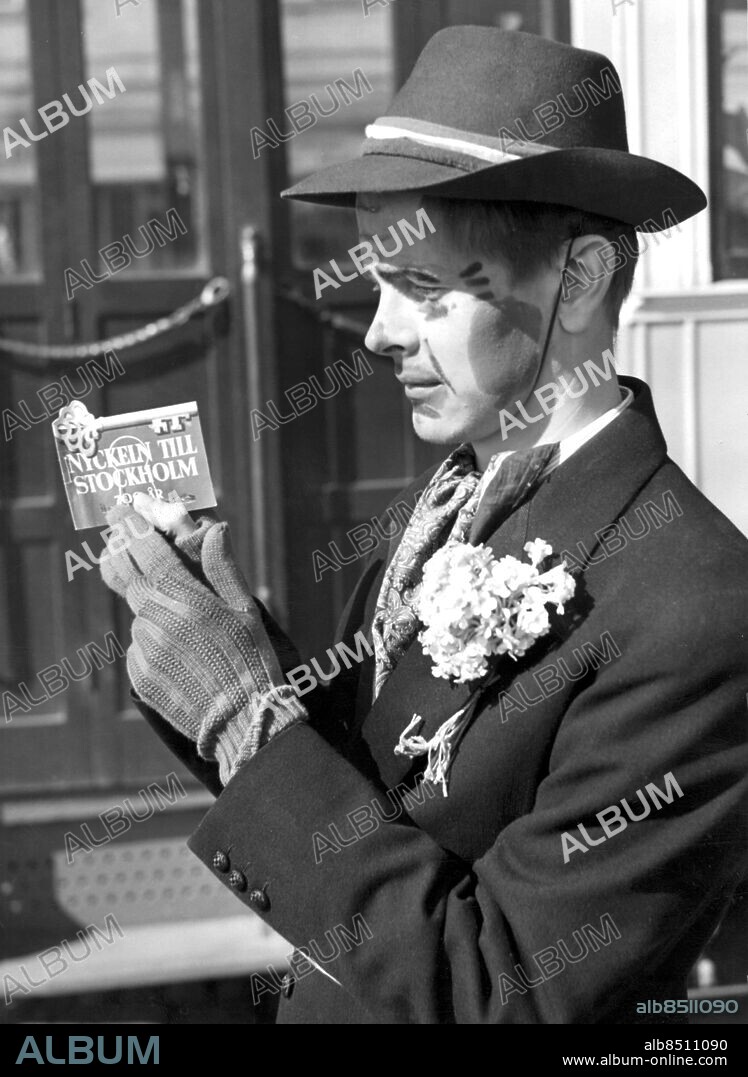 ©SCANPIX SWEDEN, 19530428. Gamla Stockholm.. Stockholm 700 år. Jur. stud Lars Nycander säljer Stockholms Nyckel på Tegelbacken. Foto: Scanpix . Code 20360. Gamla Stockholm.. Stockholm 700 år. Jur. stud Lars Nycander säljer Stockholms Nyckel på Tegelbacken.