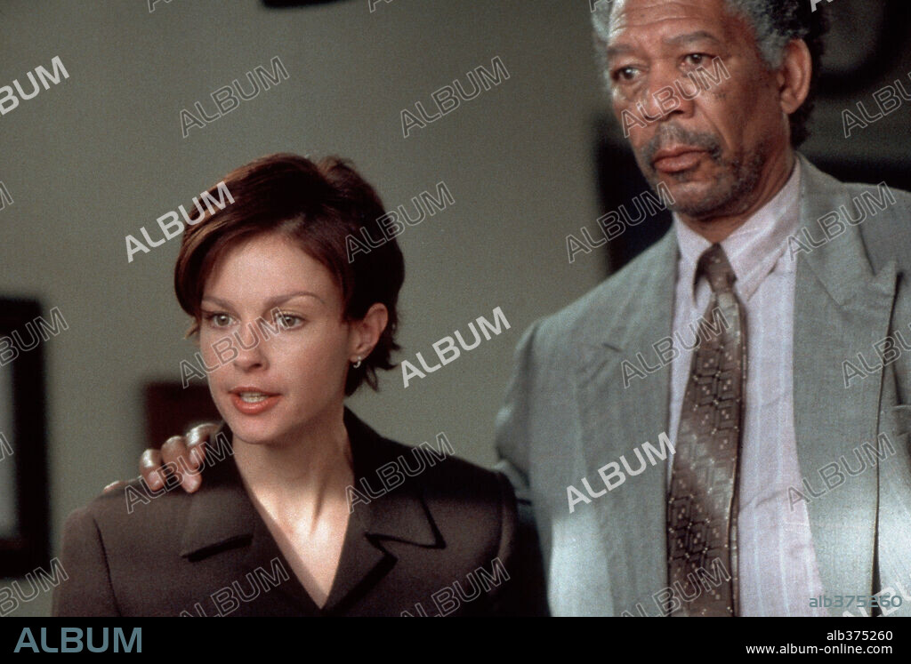 ASHLEY JUDD y MORGAN FREEMAN en TODA LA VERDAD, 2002 (HIGH CRIMES), dirigida por CARL FRANKLIN. Copyright 20TH CENTURY FOX.