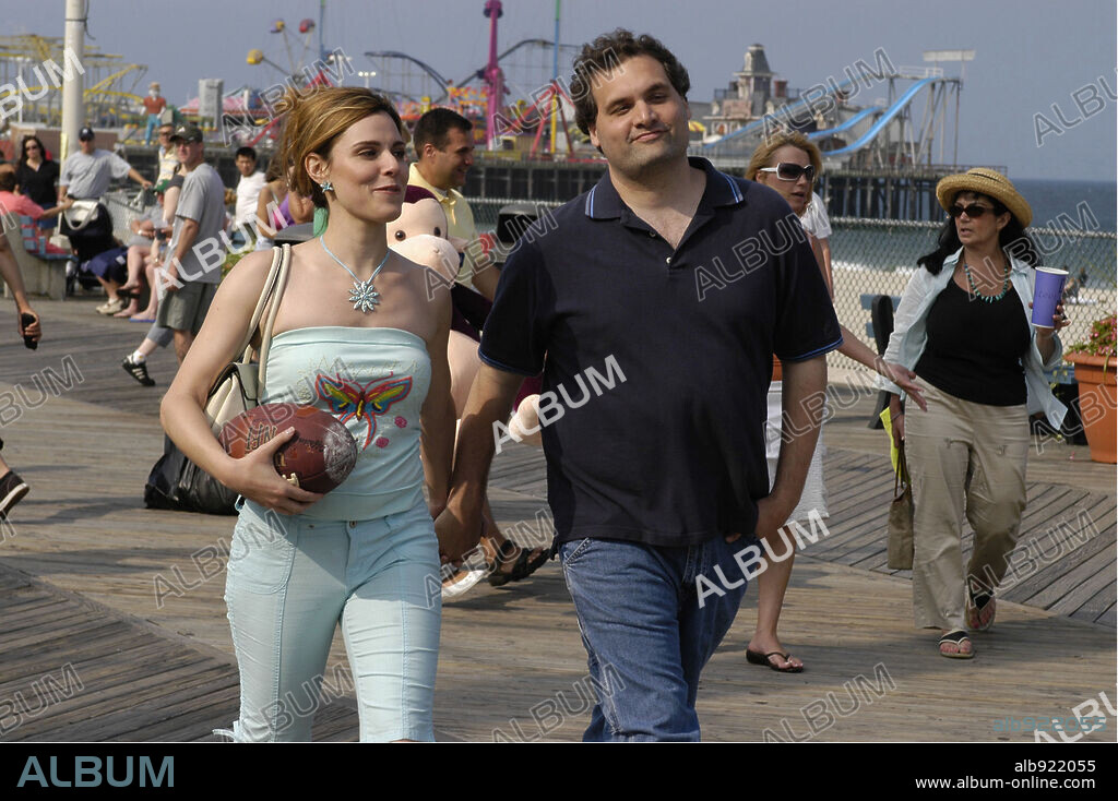 ARTIE LANGE and CARA BUONO in ARTIE LANGE'S BEER LEAGUE, 2006 (BEER LEAGUE), directed by FRANK SEBASTIANO. Copyright IDENTITY FILMS/CKRUSH ENTERTAINMENT.