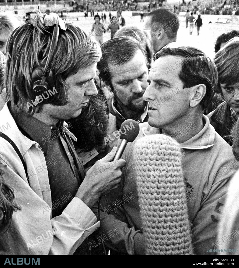 Sveriges förbundskapten i fotboll Georg "Åby" Ericson intervjuas radiosportens Tommy Engstrand efter VM-kvalmatchen mellan Malta - Sverige 1-2 nov 1973.. (c) Thomas Löfqvist / Sydsvenskan / IBL.