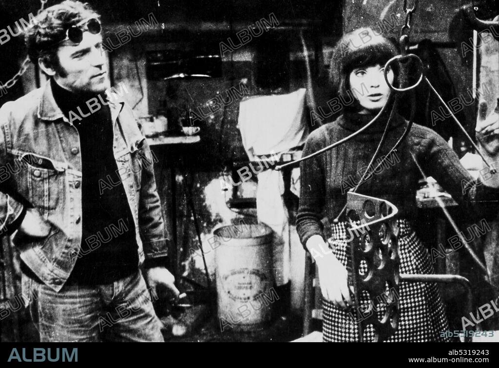 SIX IN PARIS, 1965 (PARIS VU PAR...), directed by CLAUDE CHABROL, ERIC ROHMER, JEAN ROUCH and JEAN-LUC GODARD.