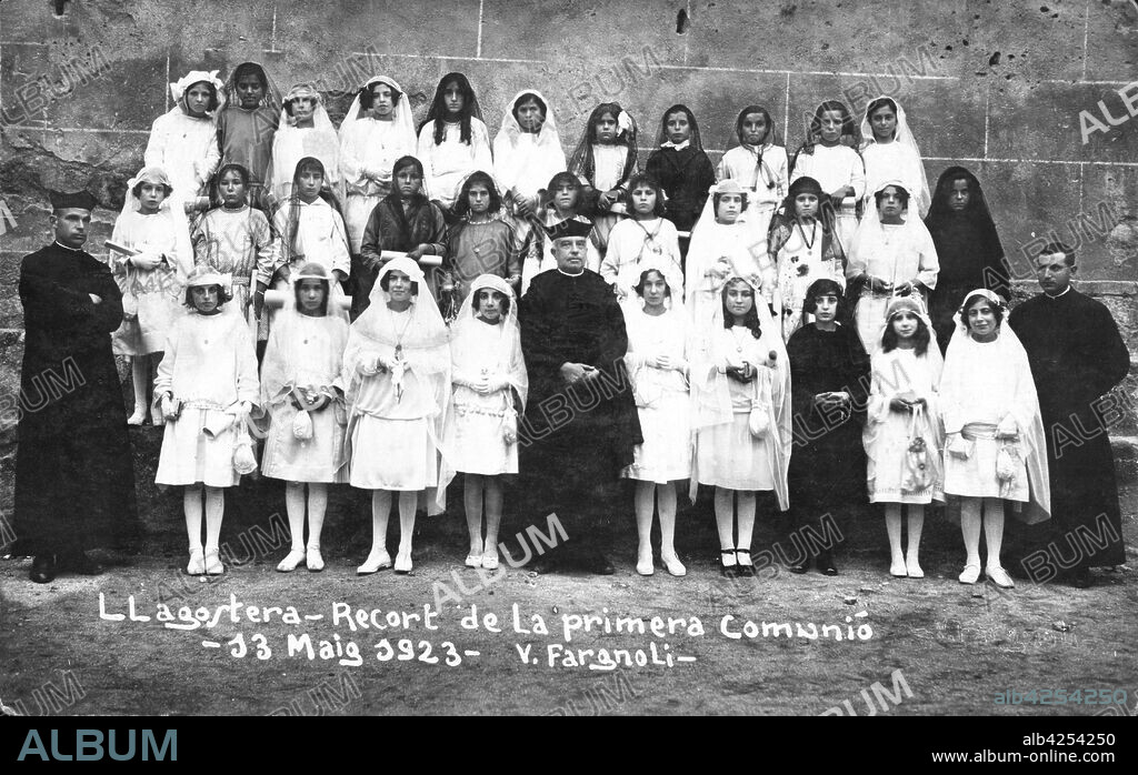 Tarjeta postal. Niñas de Primera comunión en Llagostera. Fotografía de Valentí Fargnoli Yannetta (1885-1944) de 13 mayo 1923.