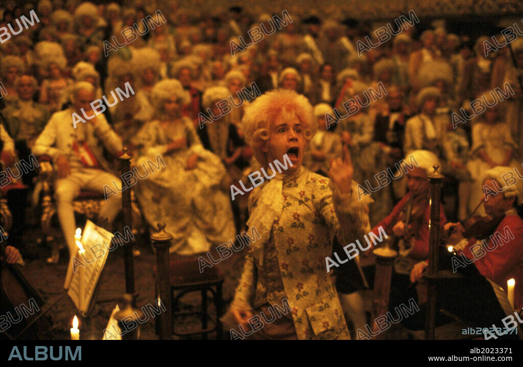 TOM HULCE en AMADEUS, 1984, dirigida por MILOS FORMAN. Copyright ORION PICTURES.