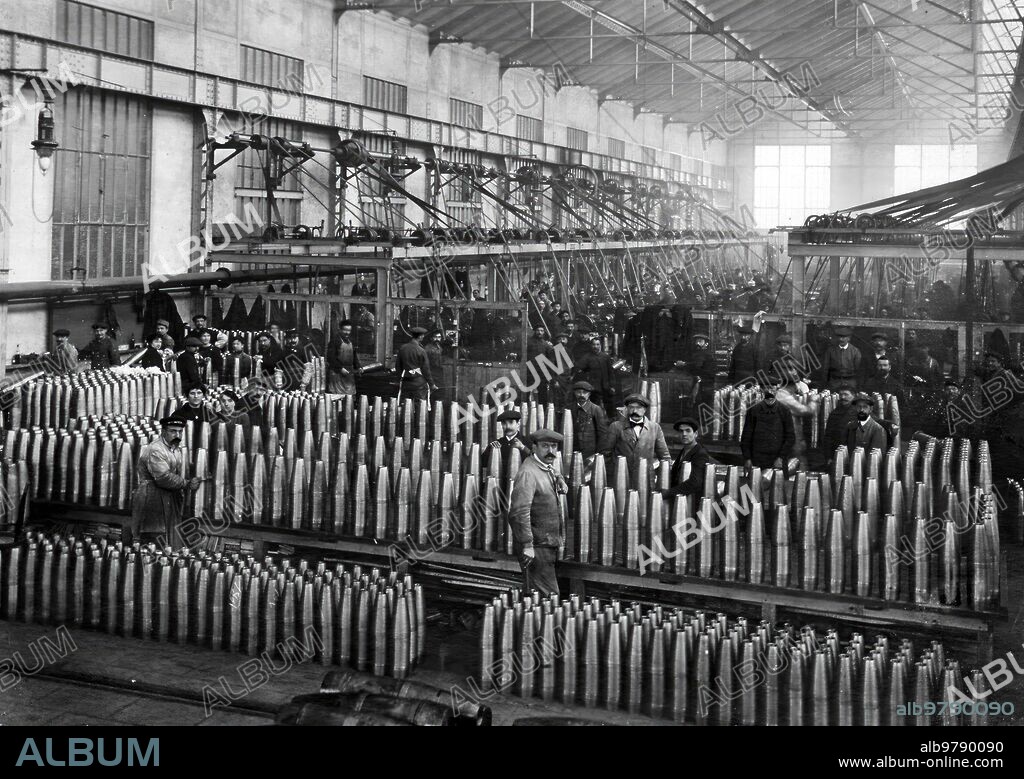 Francia, marzo de 1916. Primera Guerra Mundial, producción de municiones en Francia. Taller en que se termina la fabricación de granadas de distintos calibres en una de las fábricas destinadas a proveer al ejército de proyectiles de artillería.