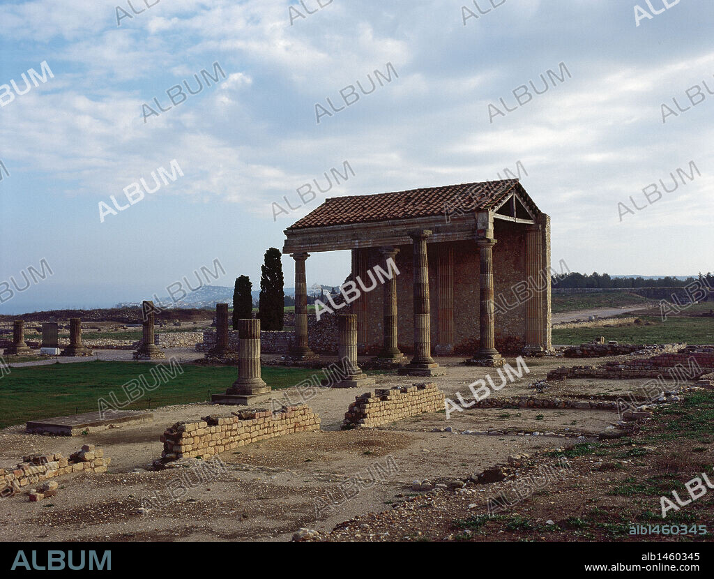 ARTE ROMANO. ESPAÑA. AMBULACRUM (s. I a. C.). Reconstrucción de uno de los pórticos que rodeaban la mayor parte del Forum. CIUDAD ROMANA DE EMPURIES. Provincia de Girona. Comarca del Alt Empordà. Cataluña.