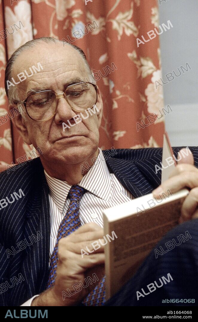 CELA, Camilo José (Iria Flavia, Padrón, 1916-Madrid, 2002). Escritor español. Autor de "La familia de Pascual Duarte" (1942), "La Colmena" (1951) y "Mazurca para dos muertos" (1983), que obtuvo el Premio Nacional de Literatura en 1984. Premio Nobel de Literatura en 1989. Cela en Estocolmo durante la entrega del citado premio.
