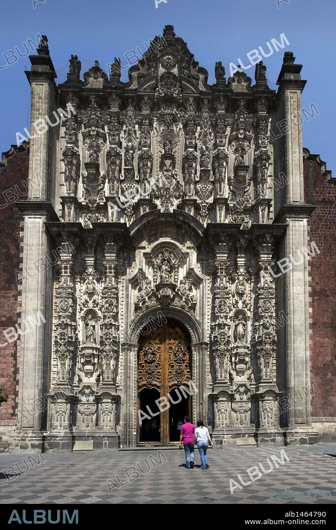 ARTE BARROCO. MEXICO. Vista del SAGRARIO, anexo a la Catedral Metropolitana, con FACHADA BARROCA CON ESTIPITE. MEXICO D. F.