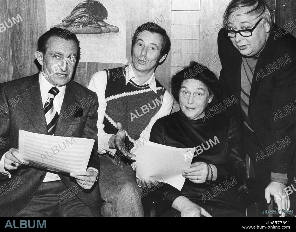 Göteborg 1973-12-06. Kurt Frank, Tage Severin, Margit Svahn och Sture Olsson har gett sig i kast med Jules Sylvains ofullbordade *** Local Caption *** GP Foto: Harry Nicolaisen. KAMERAREPORTAGE.
